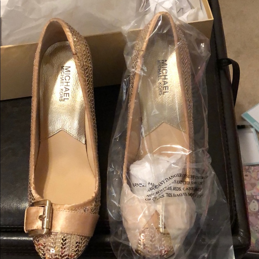 Michael kors tiara pumps